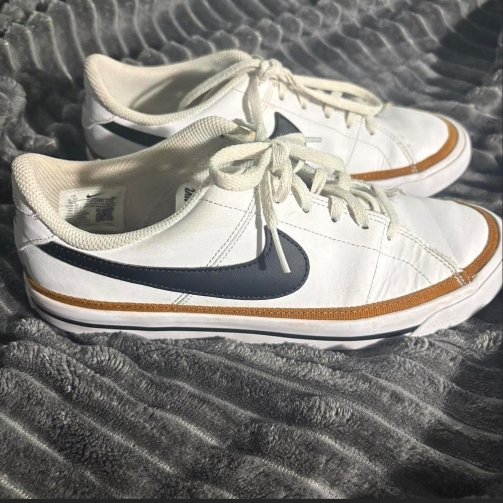 Nike White and Black Sneakers